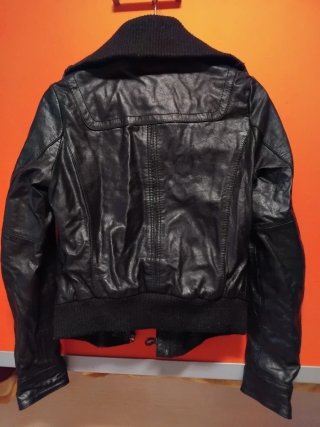 Cazadora de piel negra talla S. Precio simbólico