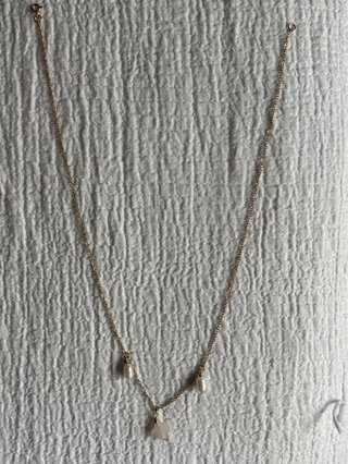 Collar con colgante de perlas y cuarzo