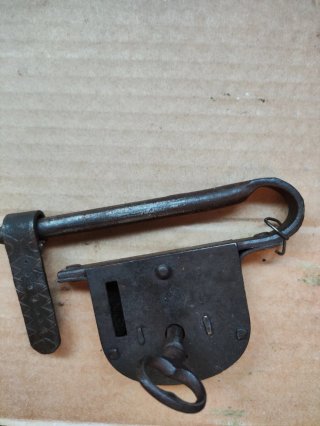 Candado antiguo de barra con llave