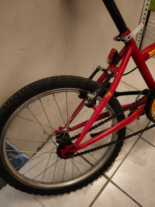 Bicicleta infantil roja y naranja