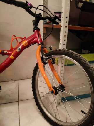 Bicicleta infantil roja y naranja