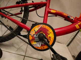 Bicicleta infantil roja y naranja