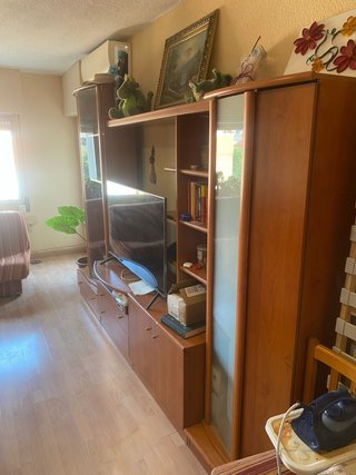 Mueble de salón madera y cristal.