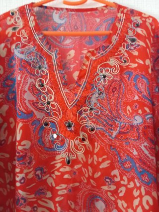 Blusa alegre con pedrería talla única