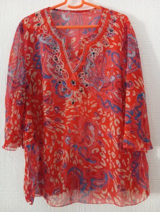 Blusa alegre con pedrería talla única