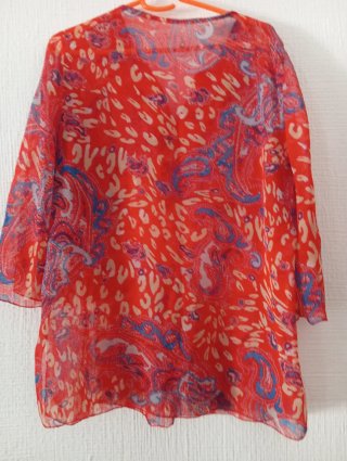 Blusa alegre con pedrería talla única