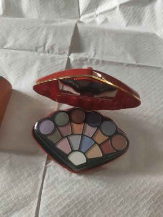 Estuche de maquillaje labios rojo