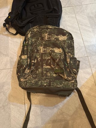 Mochila Negra y Amarilla