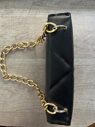 Bolso negro acolchado con cadena dorada