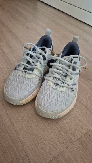Zapatillas deportivas azules y blancas