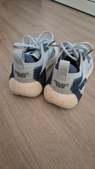 Zapatillas deportivas azules y blancas