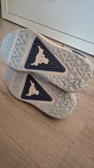 Zapatillas deportivas azules y blancas