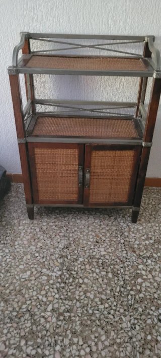 Mueble de madera y metal con mimbre