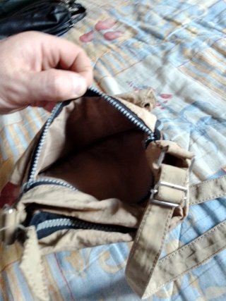 Bolso bandolera marrón con bolsillos