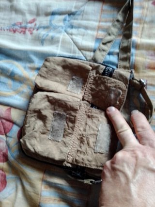 Bolso bandolera marrón con bolsillos