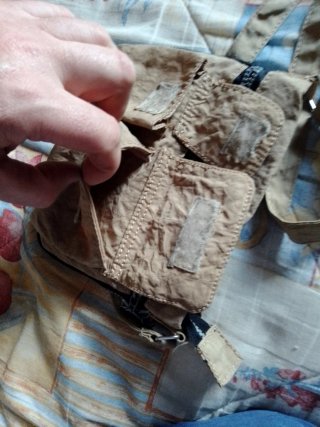 Bolso bandolera marrón con bolsillos