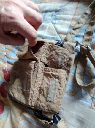 Bolso bandolera marrón con bolsillos