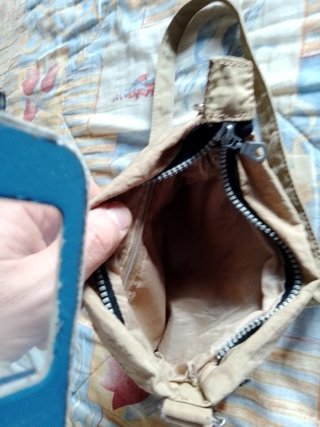 Bolso bandolera marrón con bolsillos