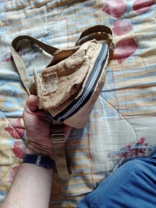 Bolso bandolera marrón con bolsillos