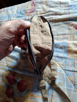 Bolso bandolera marrón con bolsillos