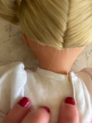 Muñeca rubia con vestido rosa