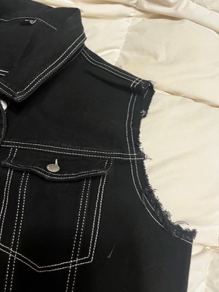 Vestido vaquero negro con costuras blancas