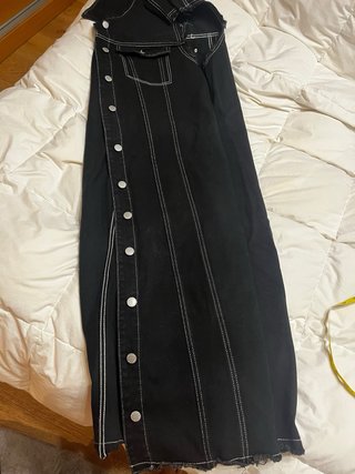 Vestido vaquero negro con costuras blancas