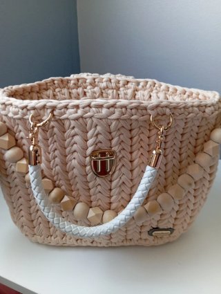 Bolso tejido beige con detalles blancos