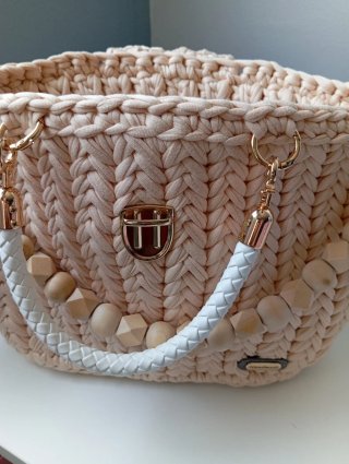 Bolso tejido beige con detalles blancos