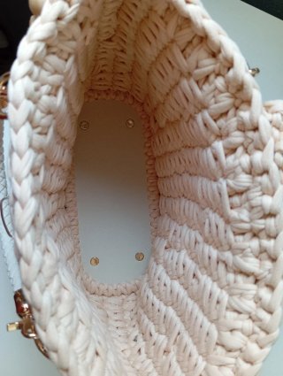 Bolso tejido beige con detalles blancos