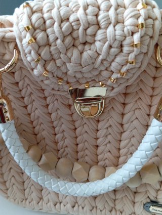 Bolso tejido beige con detalles blancos