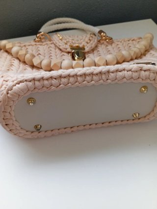 Bolso tejido beige con detalles blancos