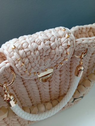Bolso tejido beige con detalles blancos