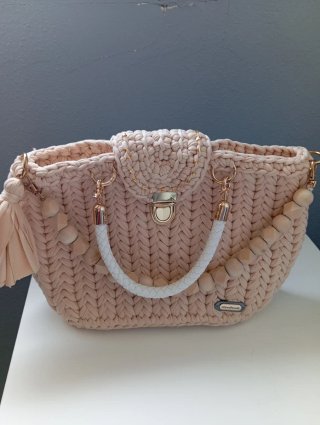 Bolso tejido beige con detalles blancos