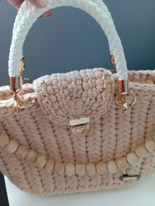 Bolso tejido beige con detalles blancos