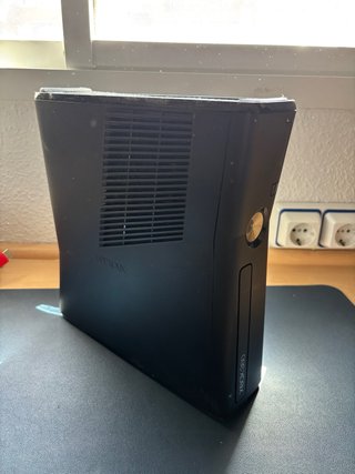 Xbox 360 Slim 250 GB Negra + mando + RDR GOTY