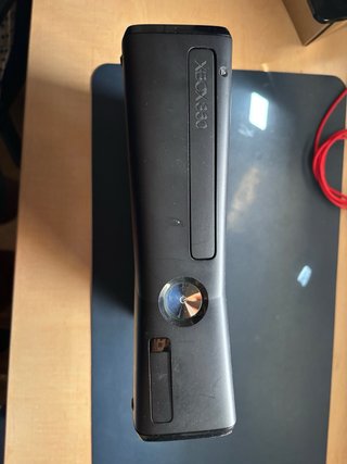 Xbox 360 Slim 250 GB Negra + mando + RDR GOTY