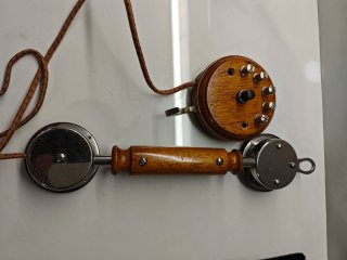 Teléfono antiguo de madera y metal