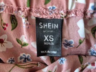 Minifalda Shein floral volantes rosa Talla XS