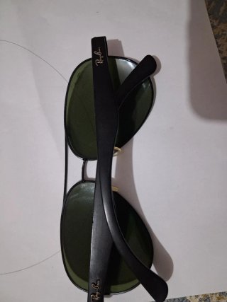 Gafas de sol Ray-Ban negras y verdes