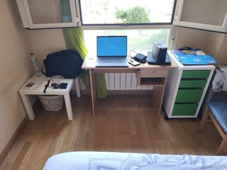 Mueble de salón ,frigorífico, sillones, mesas. Etc