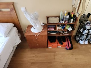 Mueble de salón ,frigorífico, sillones, mesas. Etc