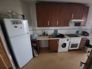 Mueble de salón ,frigorífico, sillones, mesas. Etc