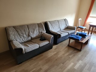 Mueble de salón ,frigorífico, sillones, mesas. Etc