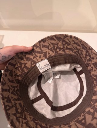 Sombrero bucket Karl Kani estampado