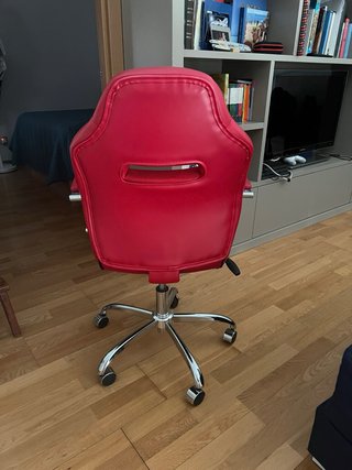Silla de escritorio regulable roja y negra.