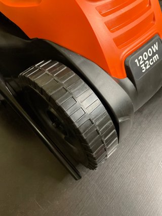 Cortacésped Eléctrico BLACK+DECKER 1200W 32CM