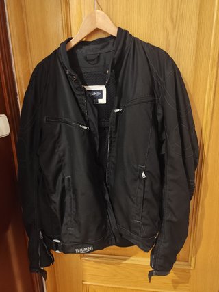 Cazadora de moto Triumph negra
