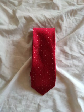 Corbata roja y puntitos blancos de Primark