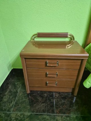 Se regalan 2 mesitas y sinfonier